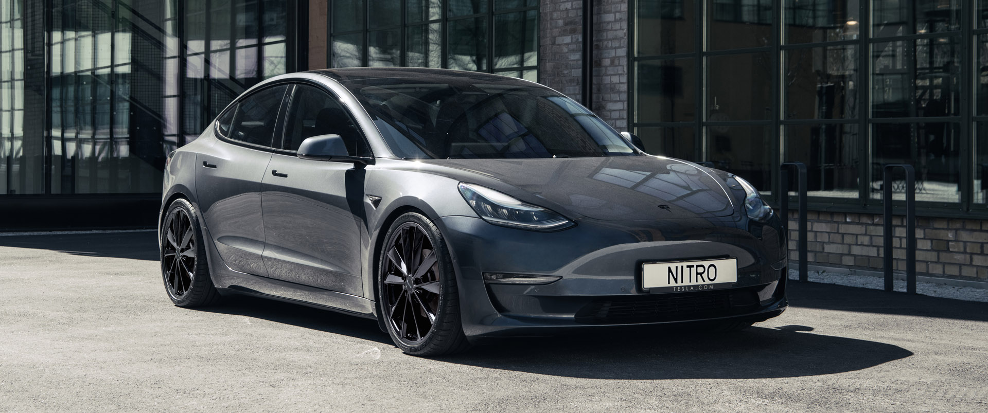 Tesla Model 3 med Nitro Aero FF Gloss Black
